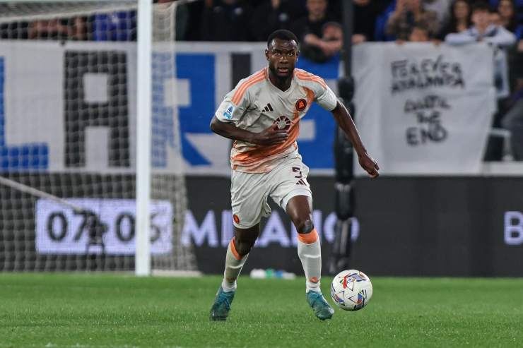 Il difensore della Roma, Evan Ndicka 