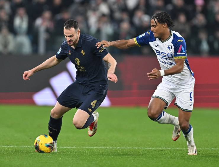 Il difensore della Juventus, Federico Gatti, impegnato contro il Verona