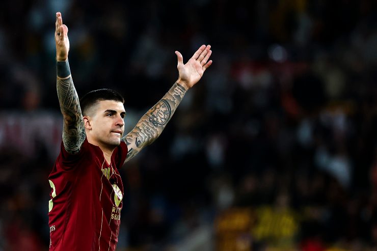 Il difensore della Roma, Gianluca Mancini, esulta dopo una rete