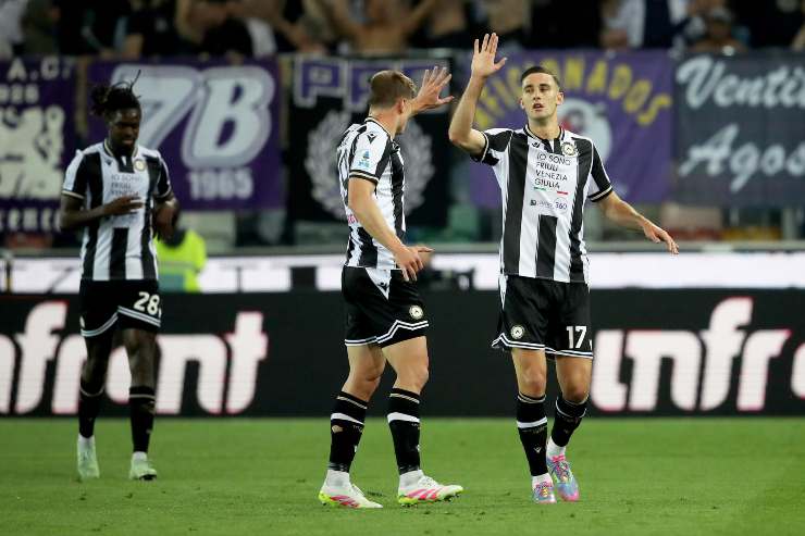 L'attaccante dell'Udinese, Lorenzo Lucca, gioisce dopo una reta