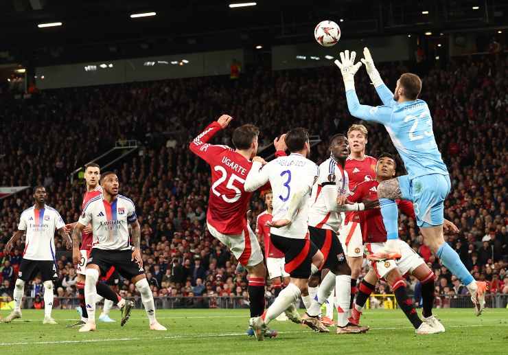 Lucas Perri, numero uno dell'Olympique Lione, impegnato in un'uscita aerea 