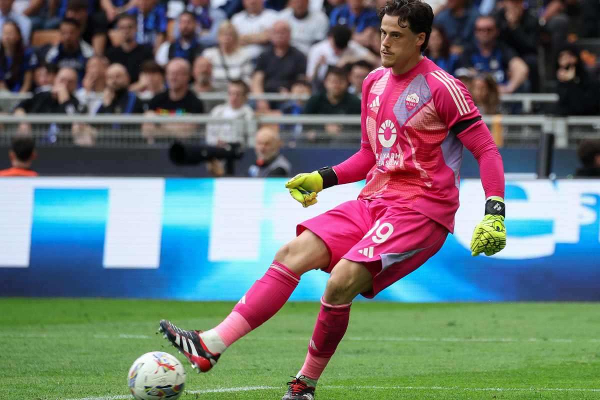 La rimessa con i piedi di Mile Svilar, numero uno della Roma