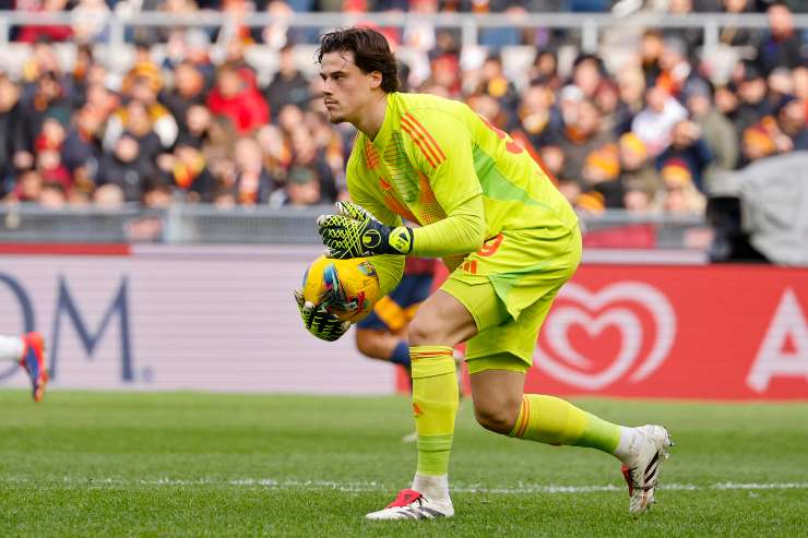 Il numero uno della Roma, Mile Svilar, impegnato in un rinvio con le mani