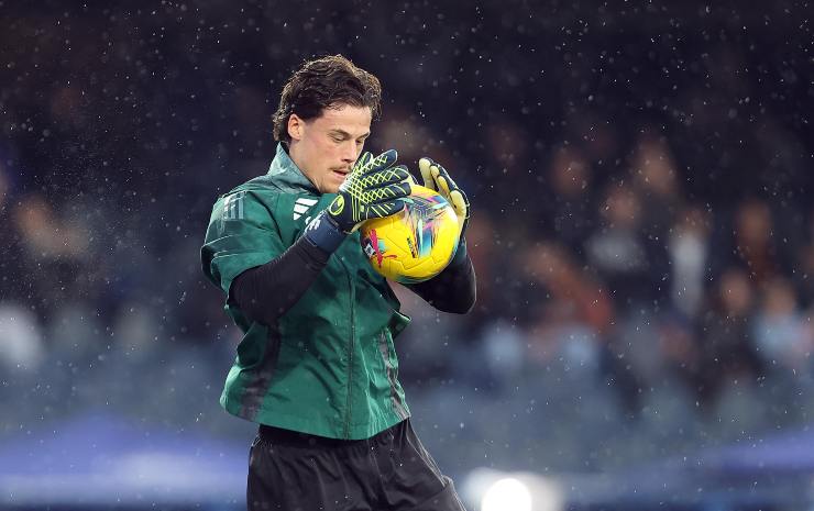 Mile Svilar, portiere della Roma, in presa sicura