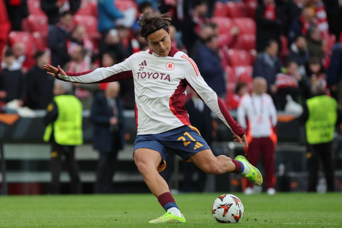 Paulo Dybala con la maglia della Roma