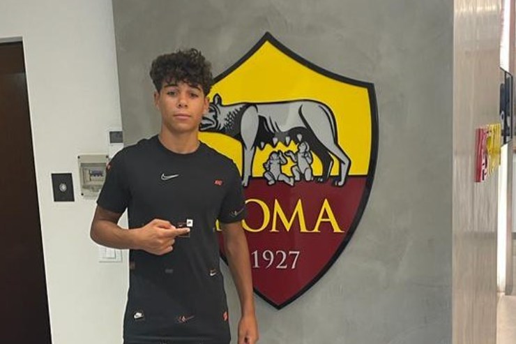 Slim Bouaskar indica il simbolo della Roma