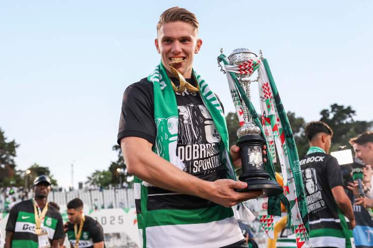 Viktor Gyokeres, attaccante dello Sporting Lisbona con la Coppa del Portogallo 