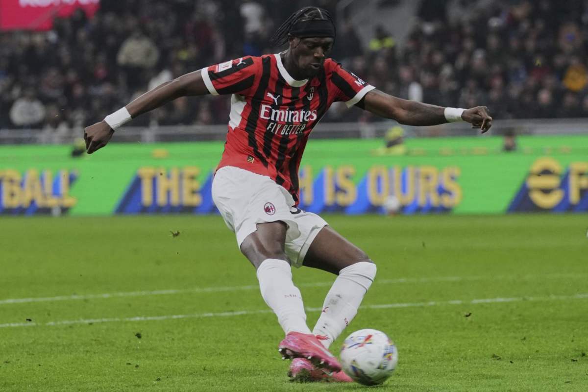 Abraham calcia in porta