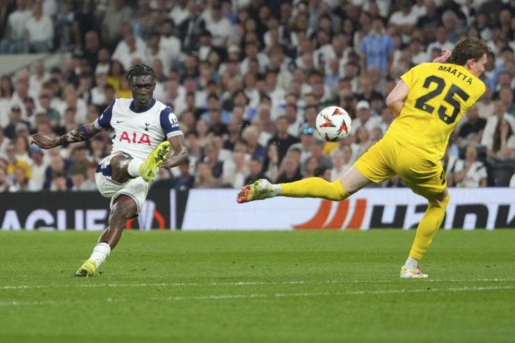 Bissouma calcia in porta