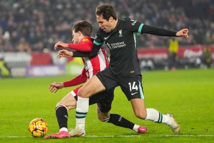 Chiesa prova ad arrivare su un pallone vagante
