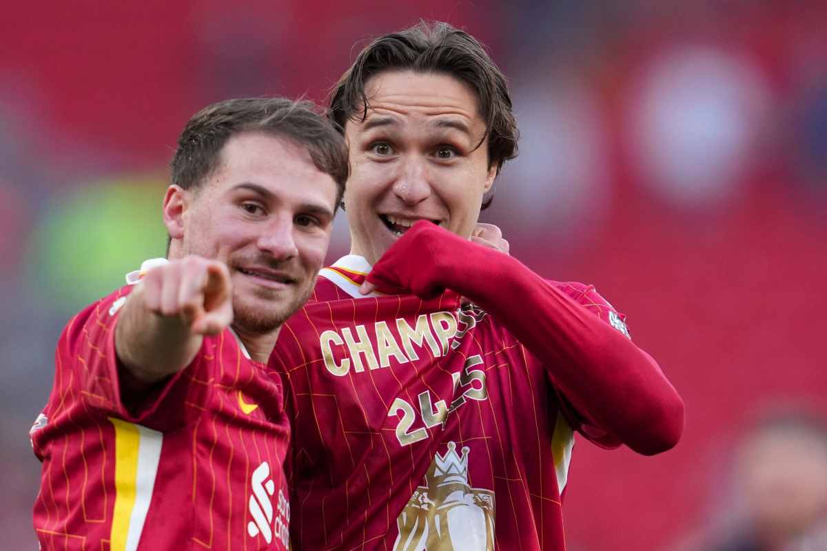 Federico Chiesa durante la premiazione del Liverpool