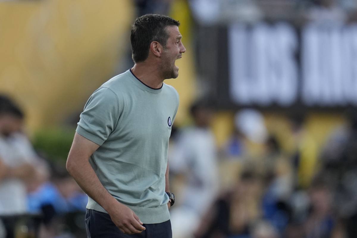 Chivu dà indicazioni in panchina