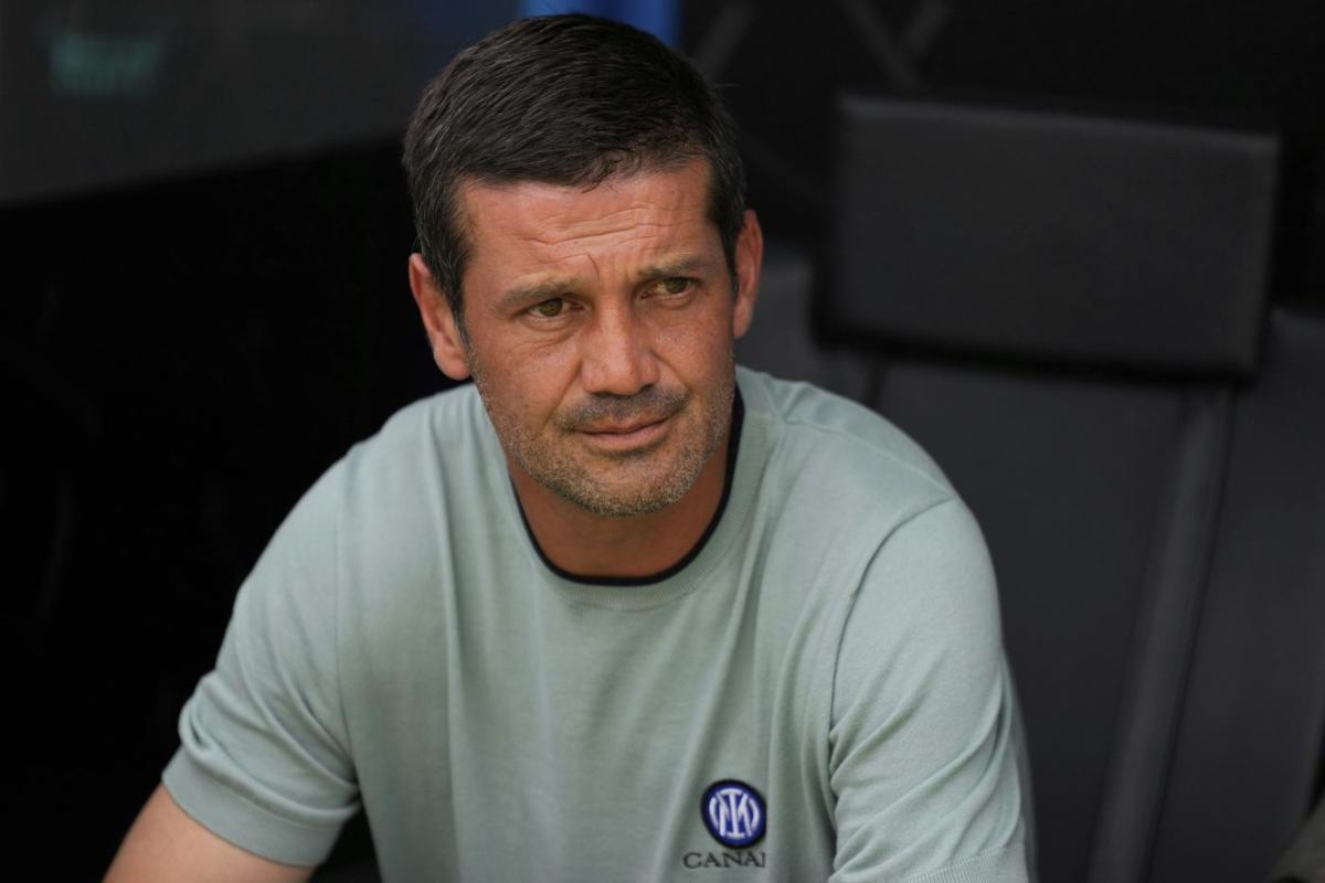 Chivu in primo piano allena l'Inter