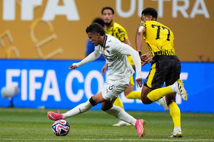 Deossa conduce un pallone con qualità in mezzo al traffico avversario