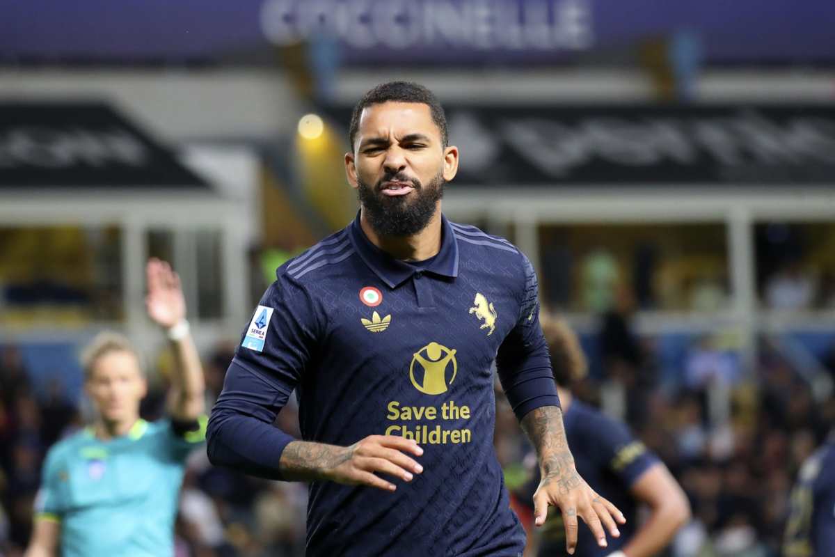 Douglas Luiz fa una smorfia