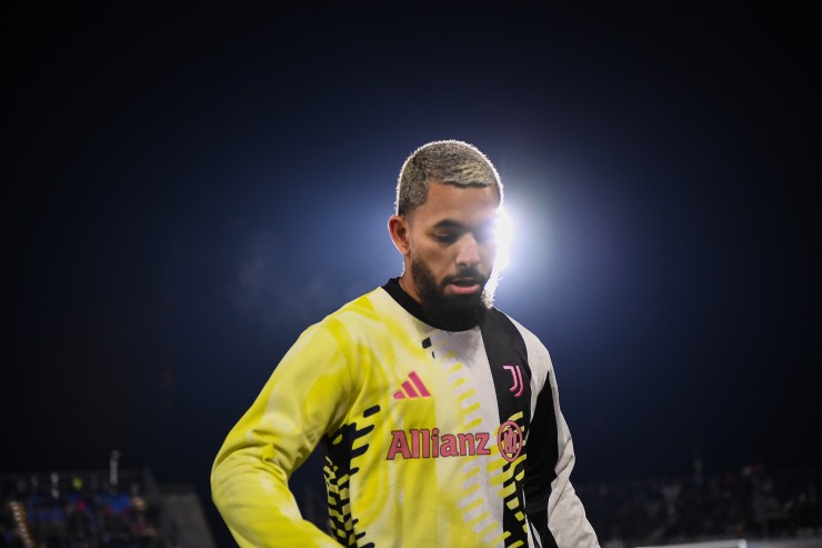 Douglas Luiz in primo piano 