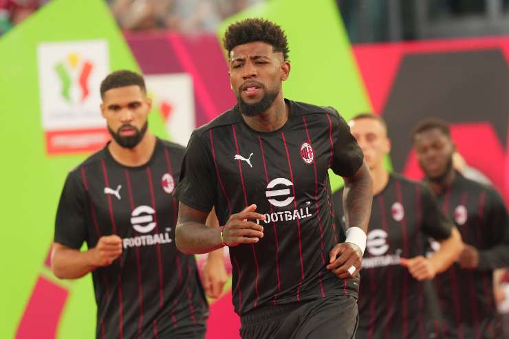 Emerson Royal durante la fase di riscaldamento