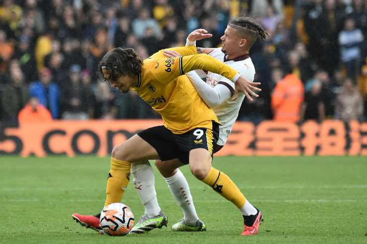 Fabio Silva cerca di proteggere un pallone dall'attacco di un avversario