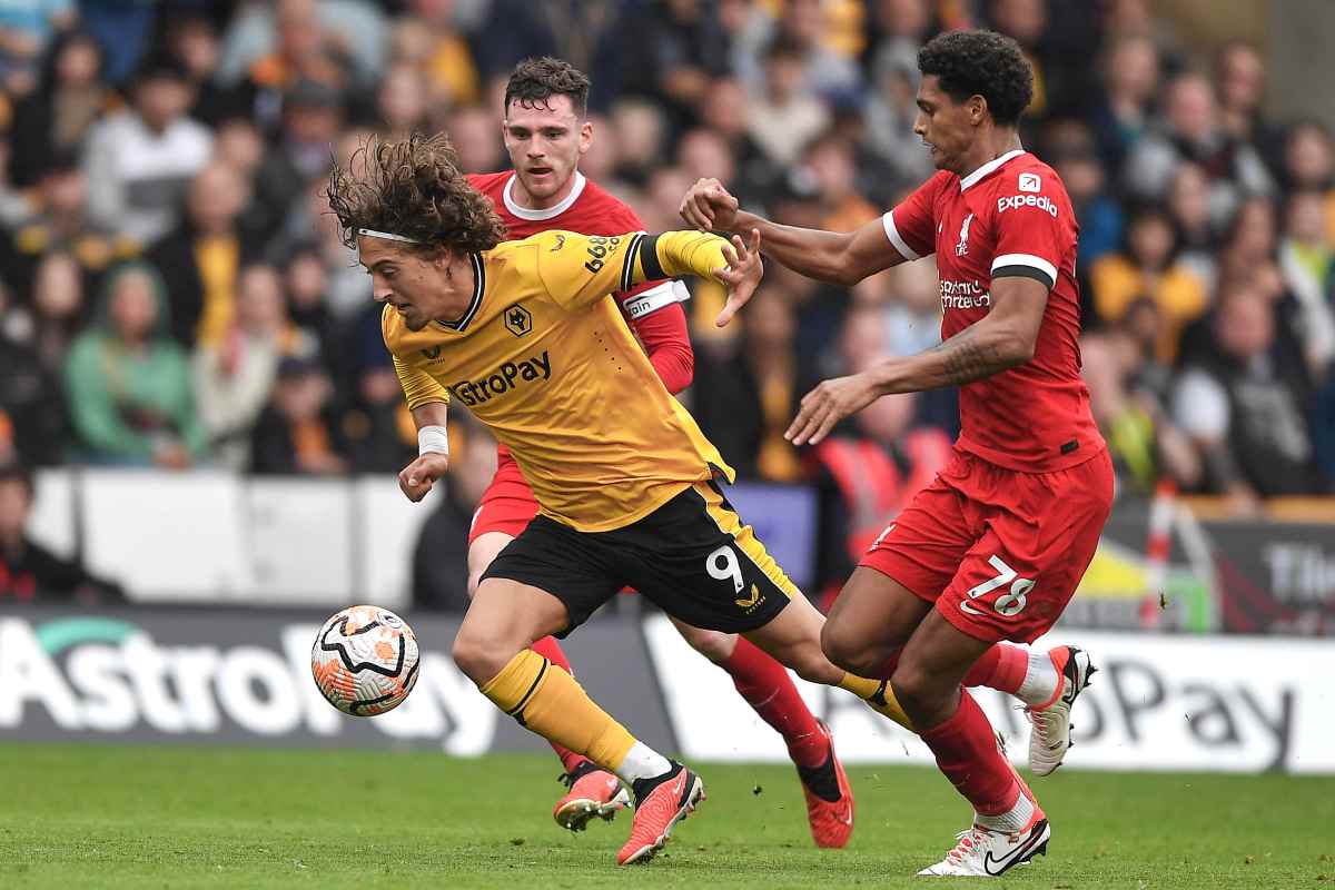 Fabio Silva porta il pallone 