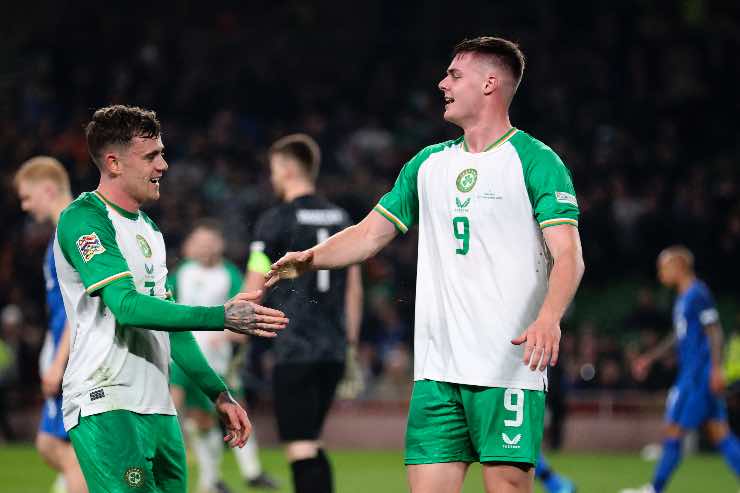 Ferguson raccoglie l'abbraccio di un suo compagno di squadra