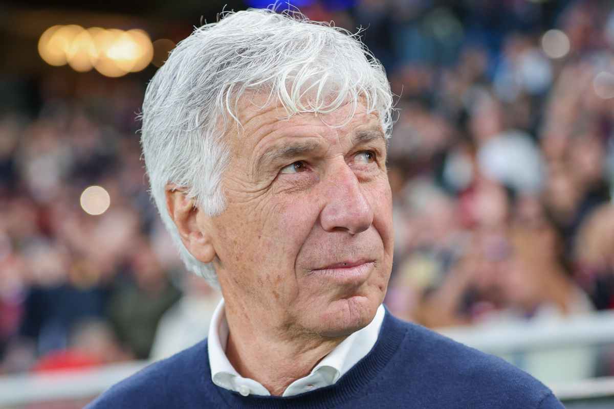 Gasperini osserva il pubblico sugli spalti