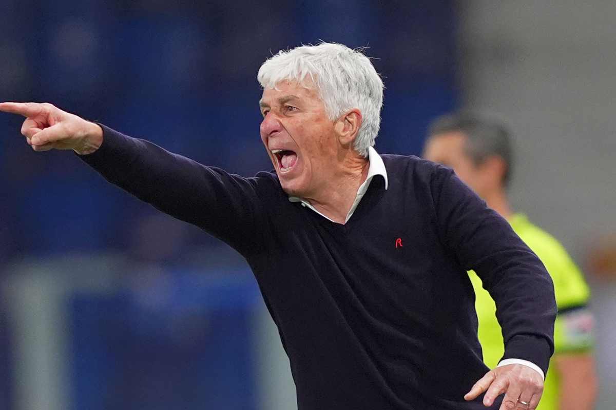 Gasperini, piuttosto scuro in volto, dà indicazioni dalla panchina