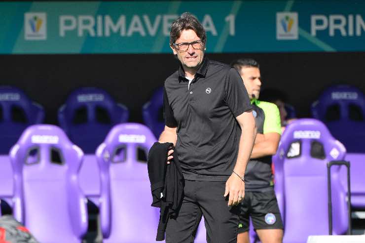 Guidi fornisce indicazioni ai suoi ragazzi dalla panchina