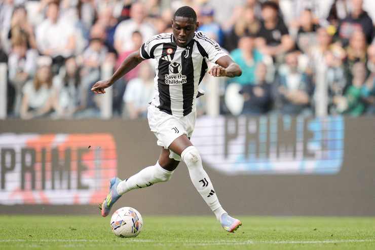 Kolo Muani intento a calciatore il pallone