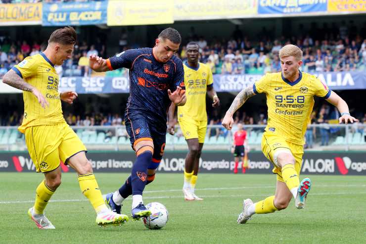 Krstovic prova a divincolarsi dalla marcatura avversaria