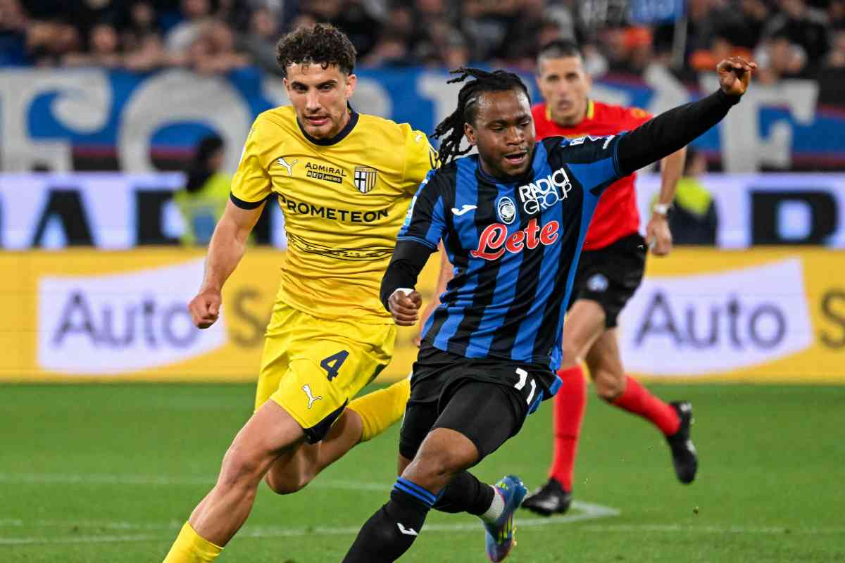 Lookman prova a divincolarsi dalla pressione avversaria