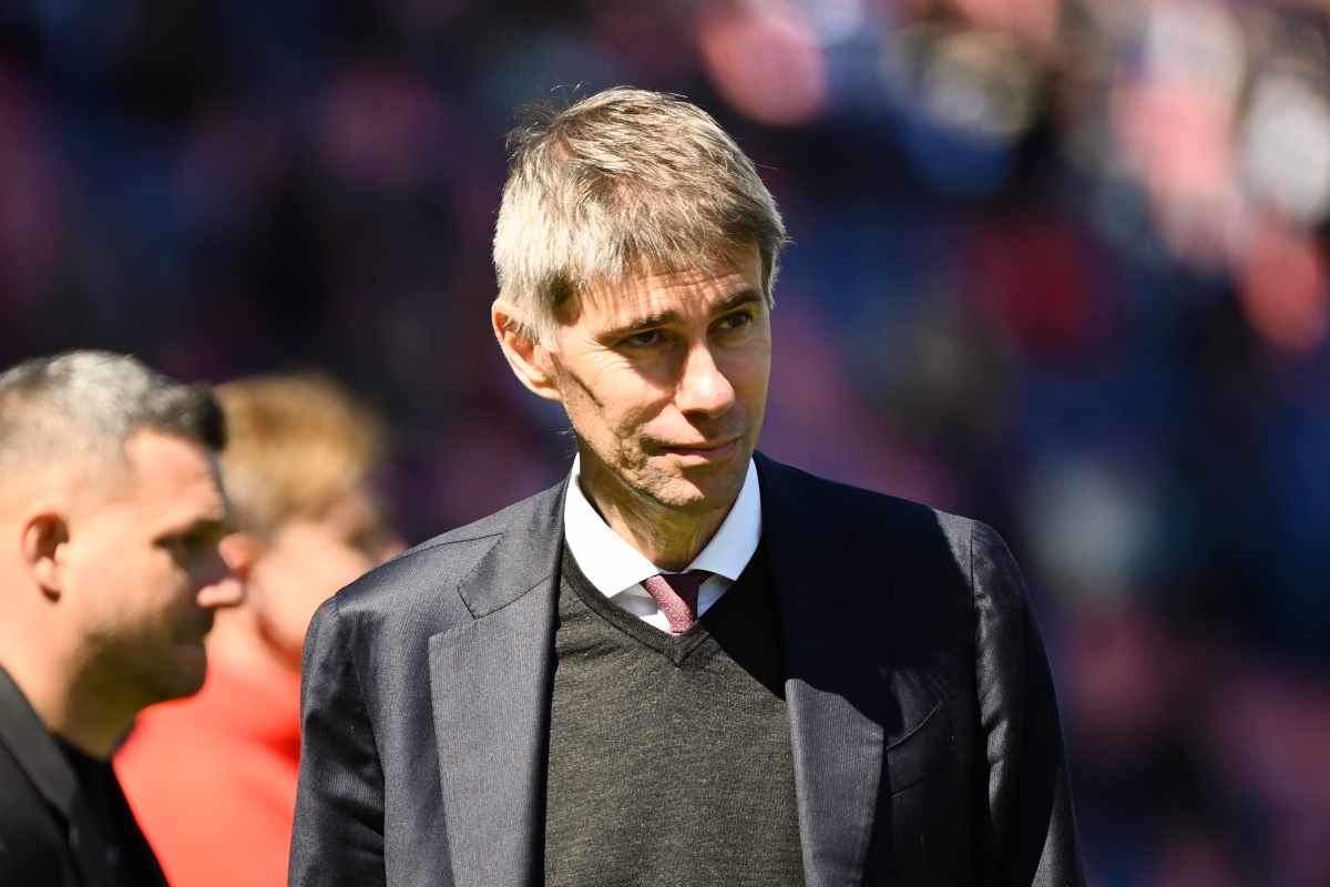 Ricky Massara passeggia sul manto erboso