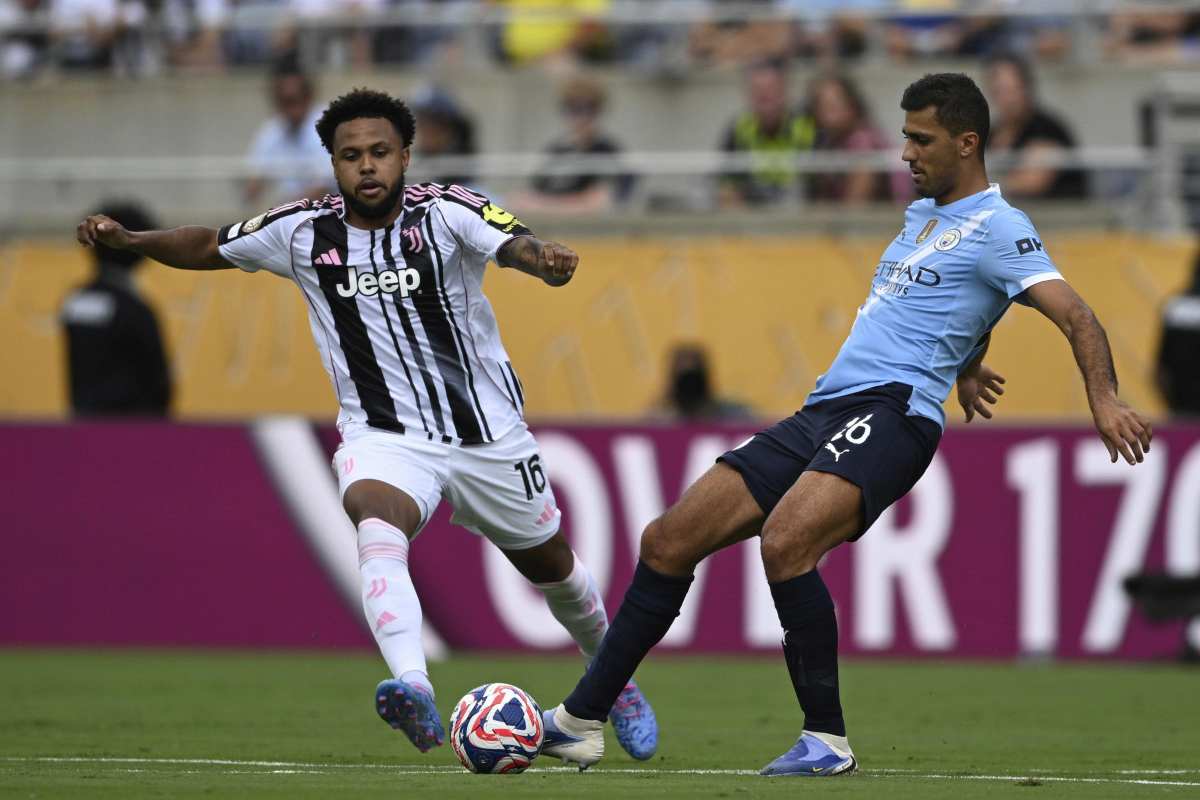 McKennie porta il pallone 
