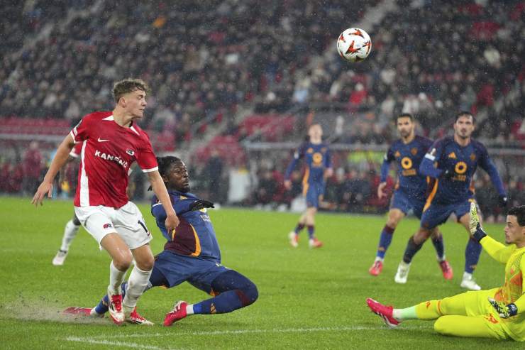 Mijans in azione contro la Roma 