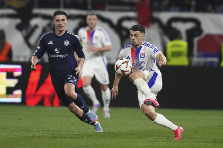 Mikautadze controlla palla