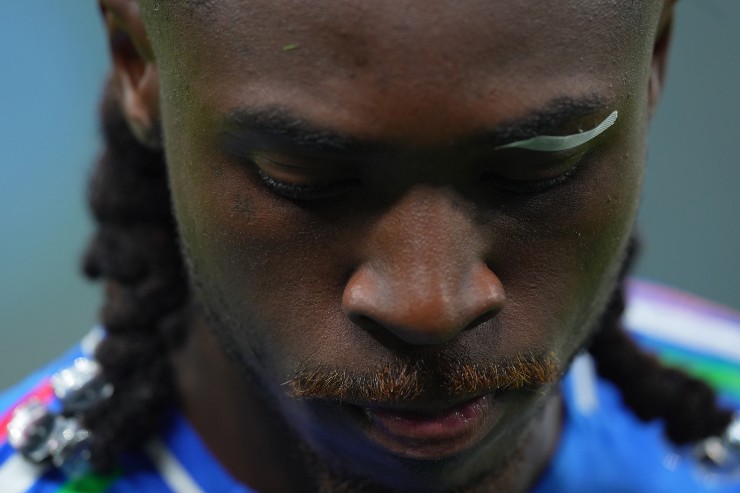 Moise Kean, attaccante della Fiorentina, in primo piano