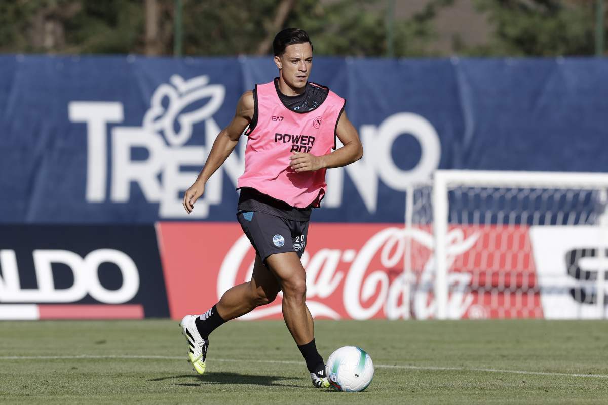 Raspadori porta il pallone 