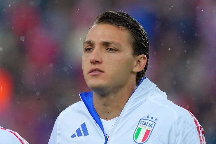 Retegui canta l'inno italiano a bordo campo