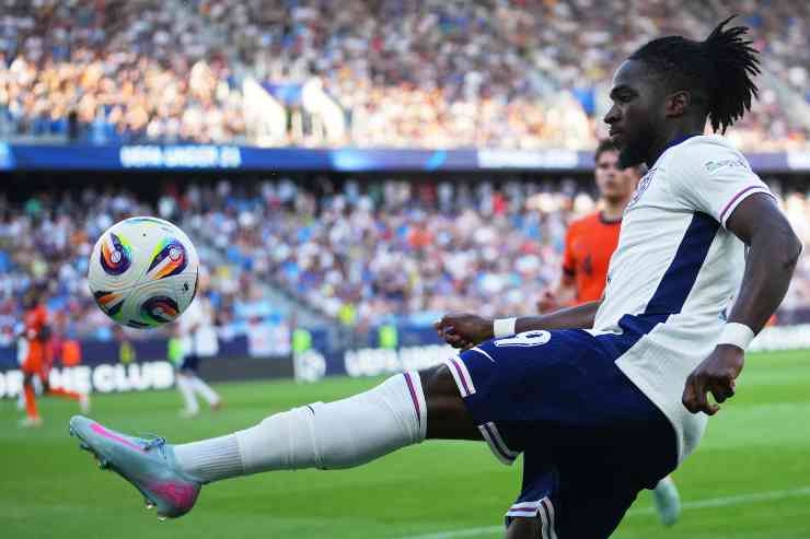 Rowe calcia un pallone dalla corsia mancina