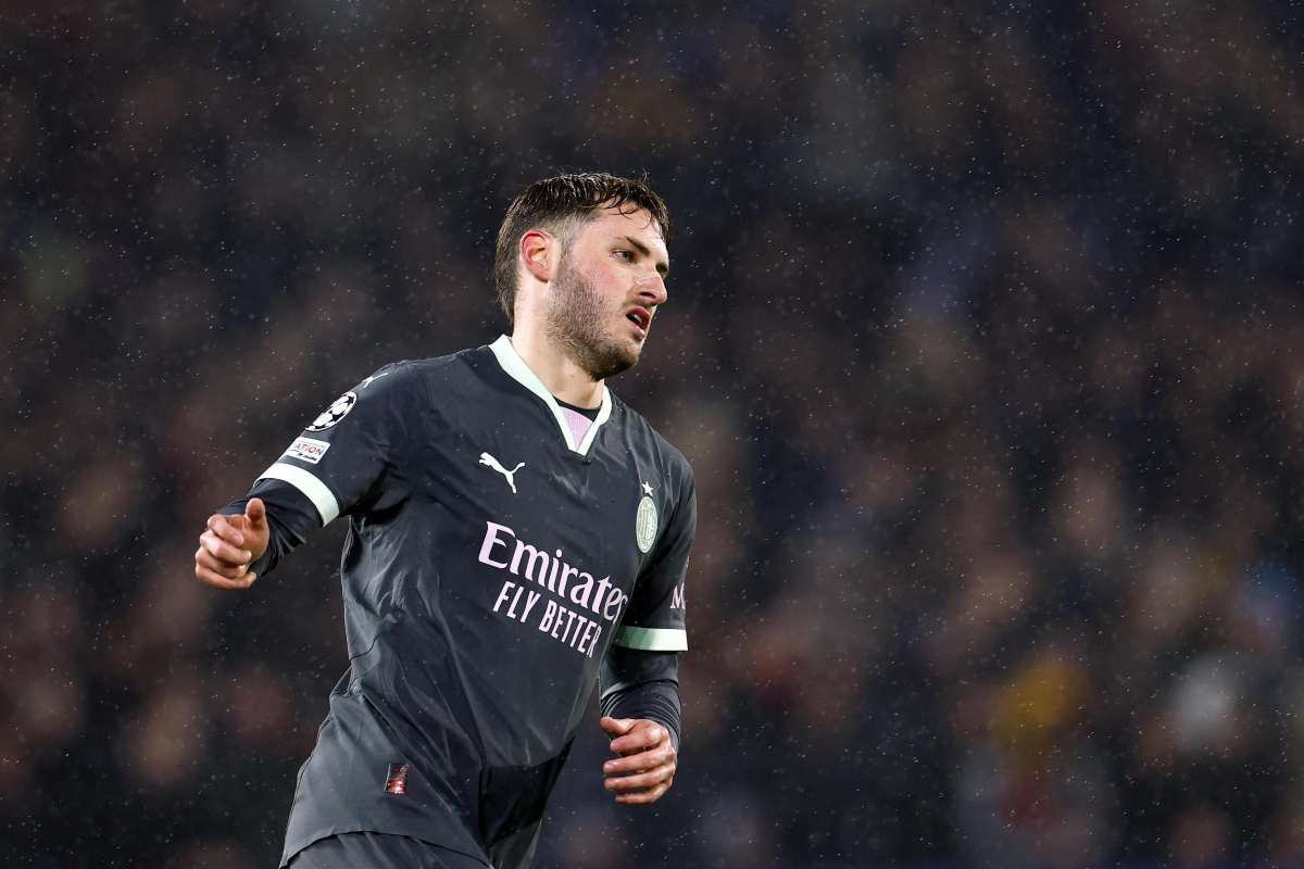 Santiago Gimenez con la maglia del Milan