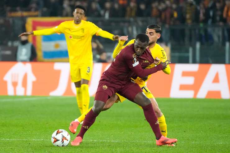 Saud Abdulhamid cerca di divincolarsi dalla pressione avversaria