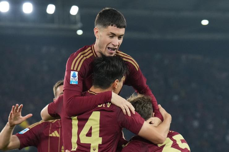 Shomurodov esulta assieme ai suoi compagni dopo il gol