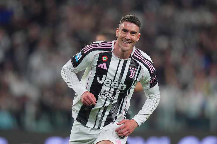 Vlahovic gioisce dopo il gol all'Udinese