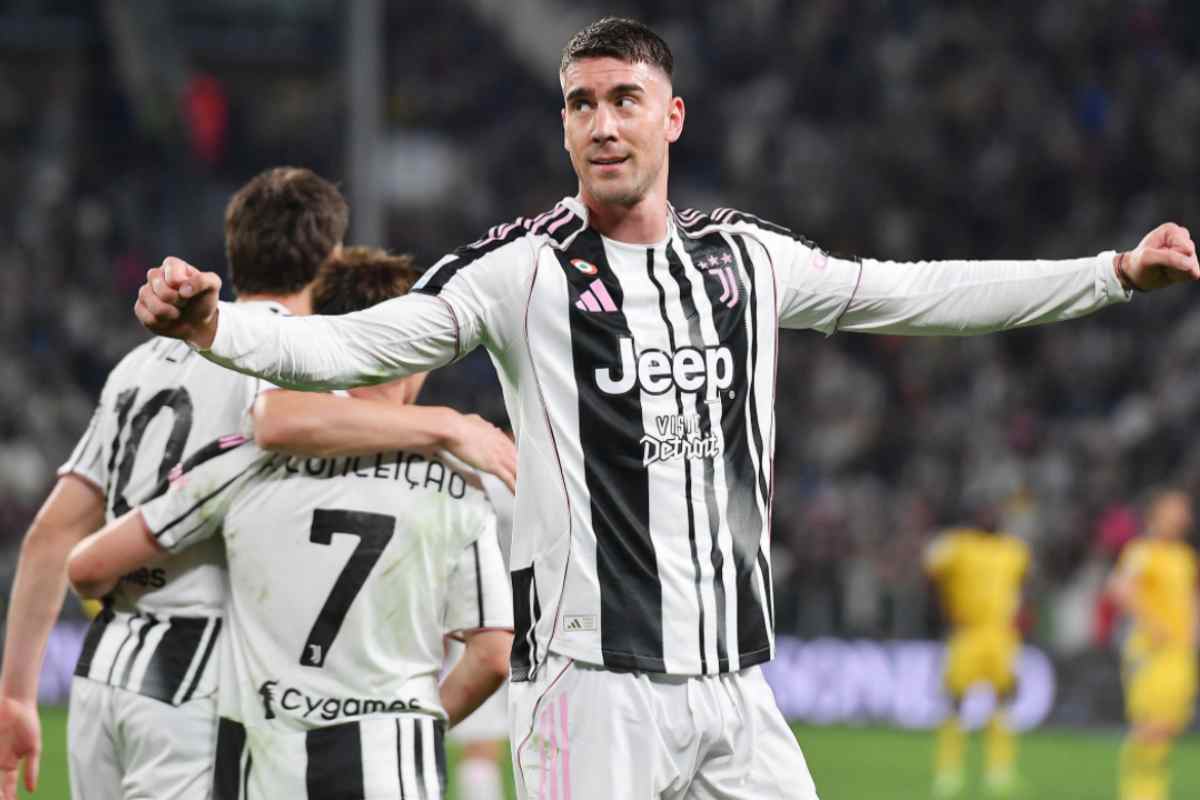 Vlahovic esulta dopo un gol