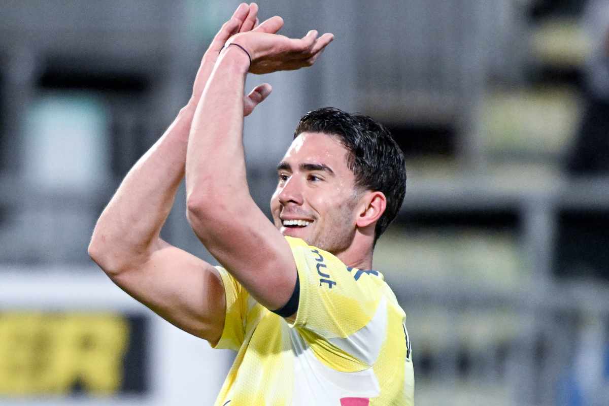 Dusan Vlahovic e la sua iconica esultanza dopo il gol al Cagliari