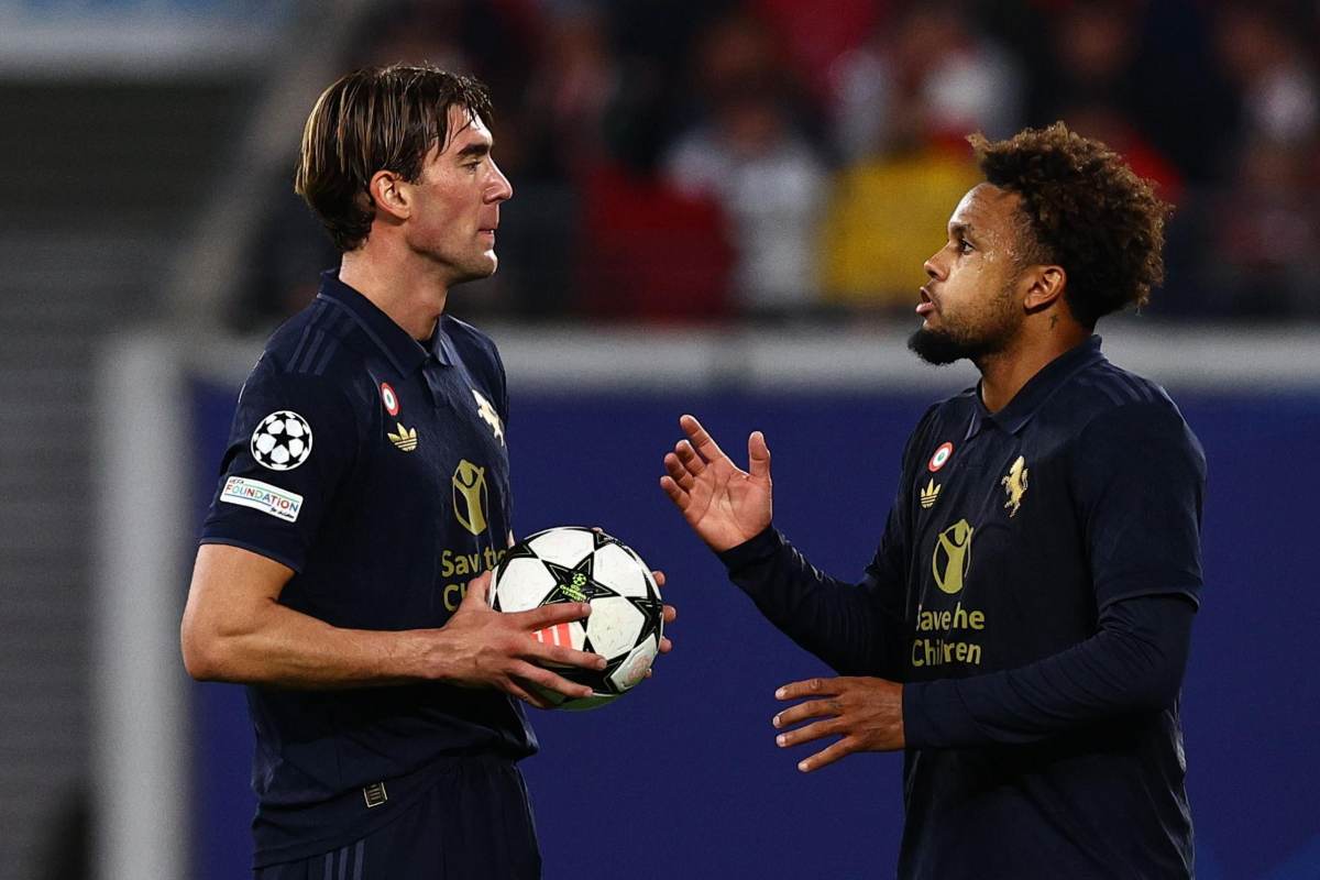 Vlahovic parla con McKennie 