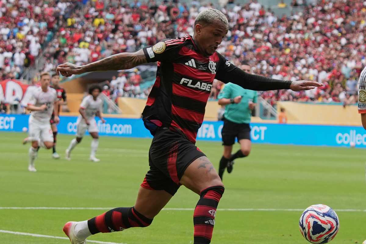 L'esterno destro del Flamengo, vicino alla Roma