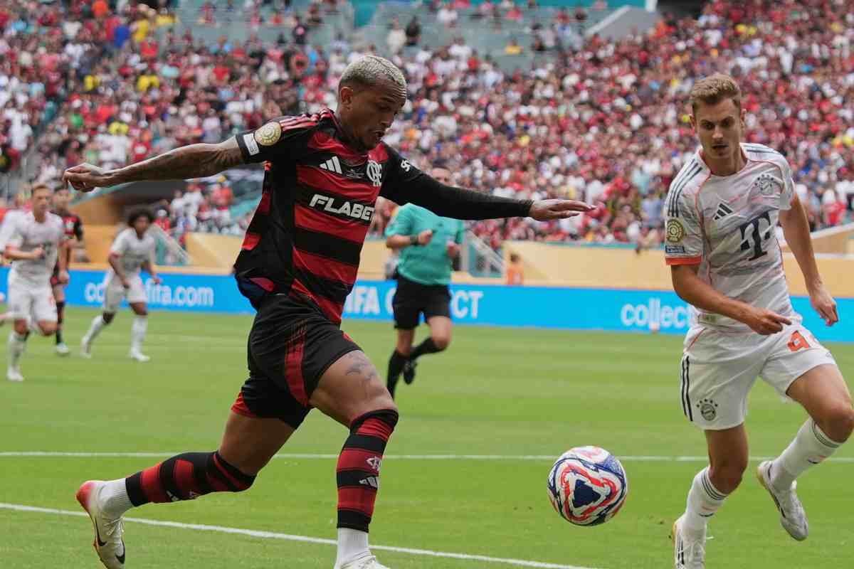 Wesley prova ad arrivare sul fondo per mettere un cross