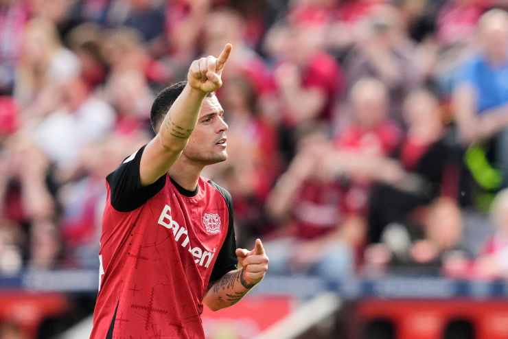 Granit Xhaka guida i movimenti dei compagni di squadra