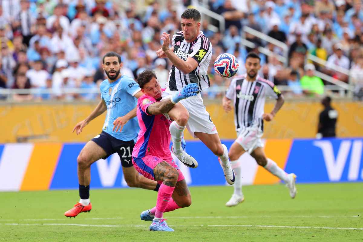 Il centravanti della Juventus, Dusan Vlahovic impegnato contro il Manchester City