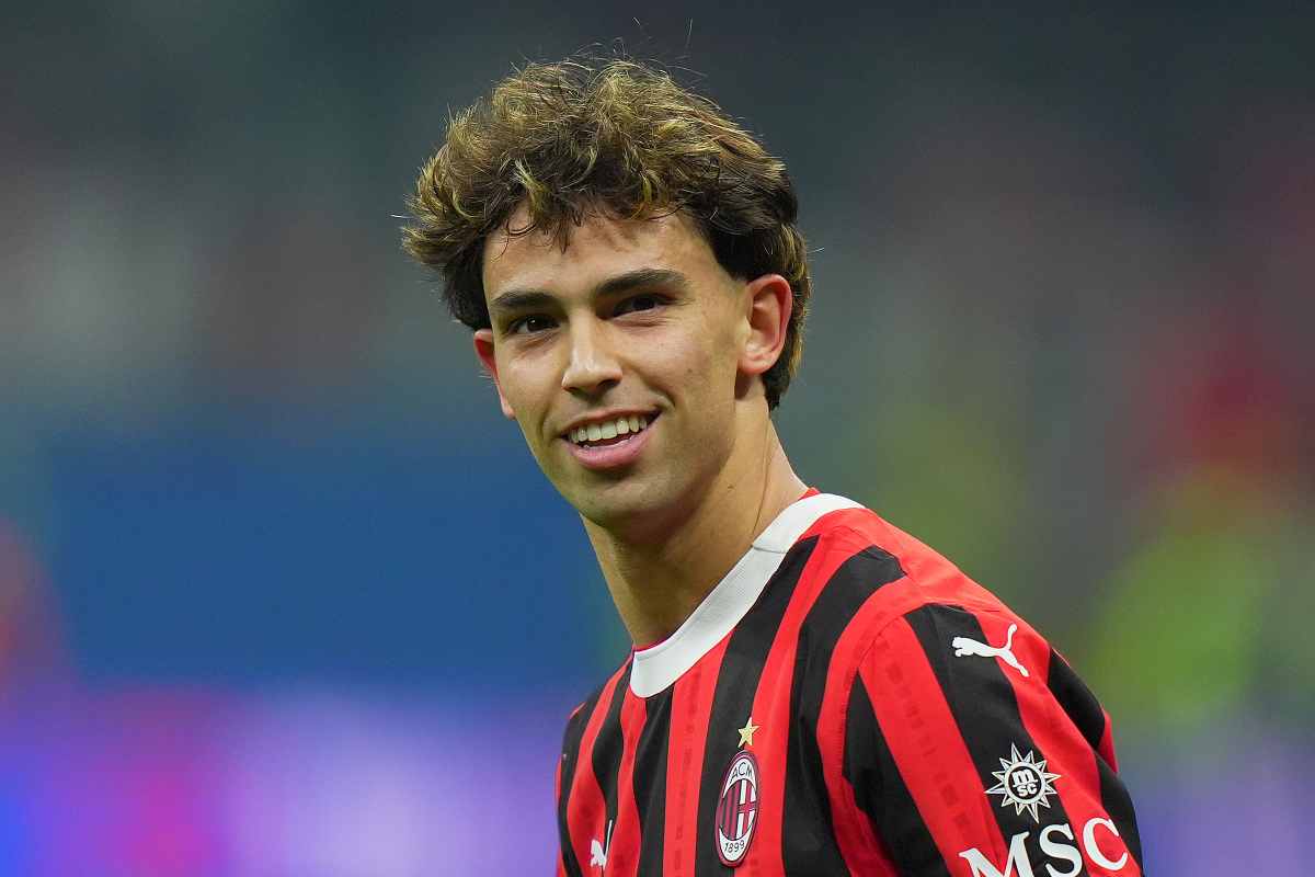 Joao Felix con la maglia del Milan